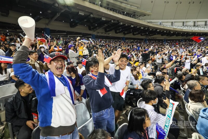 台灣隊開幕首戰至5局結束時暫時領先韓國隊,讓現場球迷氣氛超嗨。中央社記者吳家昇攝 112年12月3日