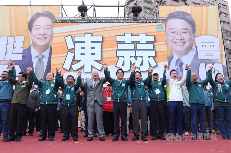 民進黨主席暨總統參選人賴清德（前中）3日上午在新北市出席黨籍立委參選人吳秉叡（前右5）北新莊競選總部成立大會，眾人牽手高喊「凍蒜」口號。中央社記者趙世勳攝 112年12月3日