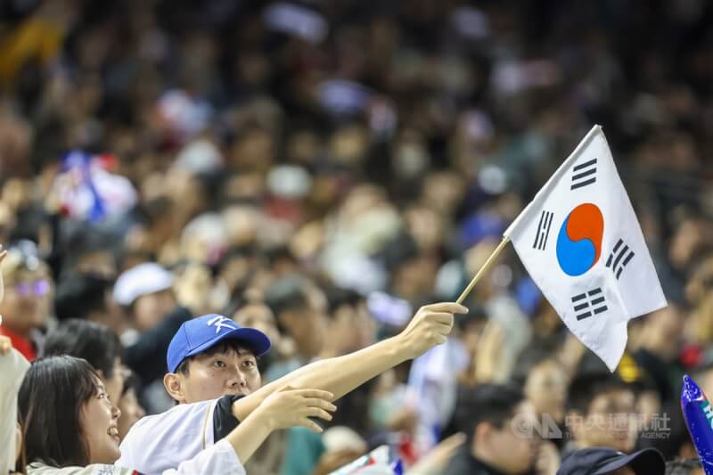 現場聚集大批地主台灣隊球迷,不過也有挺韓粉絲在場揮舞韓國國旗,為選手加油打氣。中央社記者吳家昇攝 112年12月3日