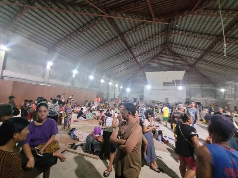菲律賓希納特萬2日強震當局一度發布海嘯警報，大批民眾撤離至避難處。（Hinatuan LGU/Handout via 路透社）