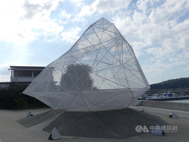 直島上有知名建築師藤本壯介設計的「直島展示館」，整個作品由約250塊三角形的不鏽鋼製成，晚上點燈後，宛如一座漂浮的島嶼，也號稱是由27個島嶼構成的直島町的「第28個島」。中央社記者戴雅真直島攝 112年12月3日