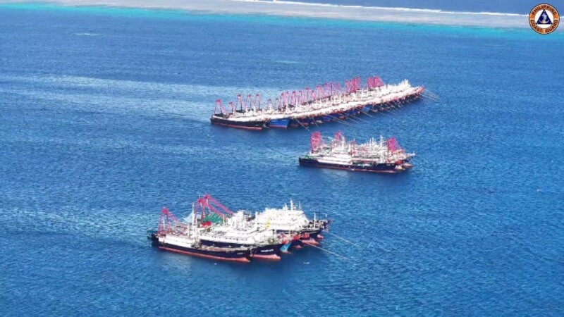 菲律賓海岸防衛隊3日指出，據信由民兵人員駕駛的中國船隻數量，已從今年11月的111艘增加到超過135艘，這些船分布在牛軛礁內。（圖取自twitter.com/jaytaryela）