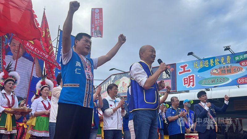 前高雄市長韓國瑜（前右）3日下午前往台東縣，為國民黨平地原住民立委參選人黃仁（前左）站台助選，籲請選民支持黃仁進入立法院，為族人爭取福利。中央社記者張祈攝  112年12月3日