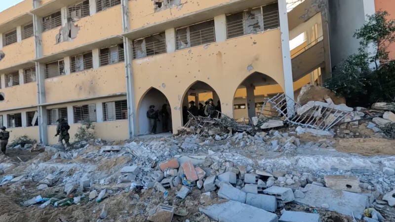 以色列軍方2日進入加薩走廊北部位於哈瑪斯地道附近的一所學校。（以色列國防部提供 via 路透社）