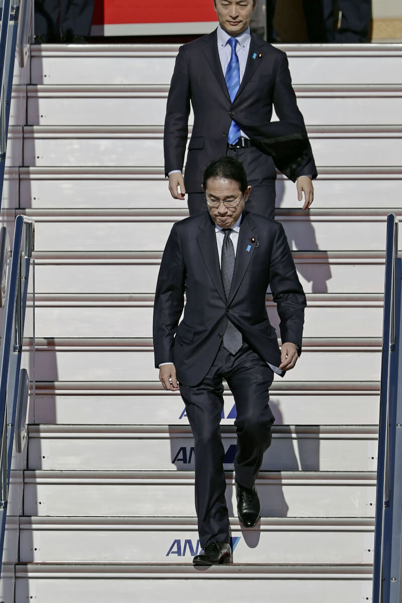 日本首相岸田文雄（前）出席氣候峰會3日返抵東京。（共同社）