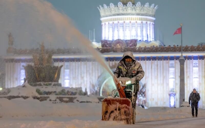 圖為俄羅斯民眾3日清理路上積雪。（路透社）