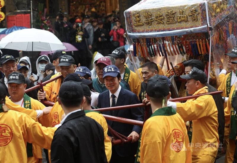 台北市萬華艋舺青山宮4日舉行遶境活動，民進黨總統參選人賴清德（中）前往參與並扶神轎。中央社記者吳家昇攝　112年12月4日