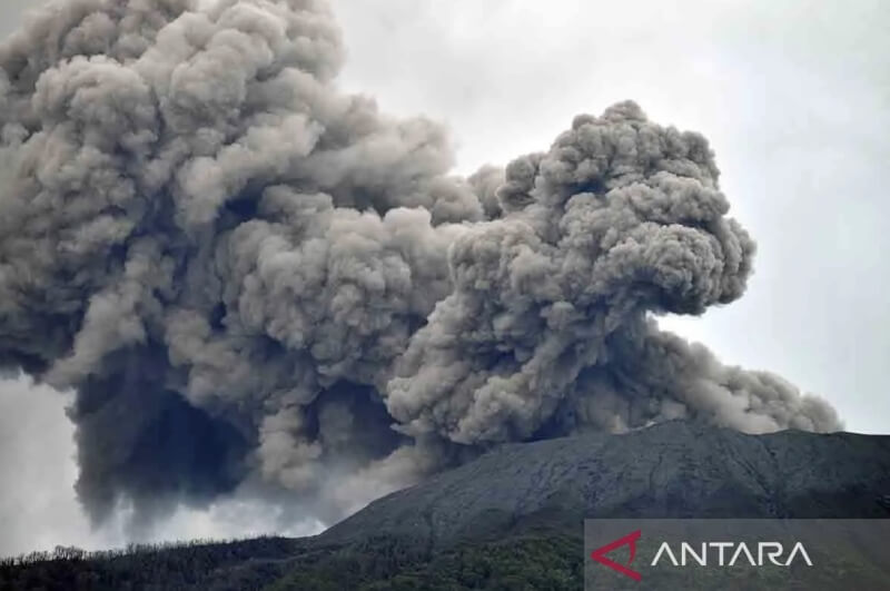 印尼梅拉比火山爆發，4日噴出濃烈火山灰與煙霧。（安塔拉通訊社）