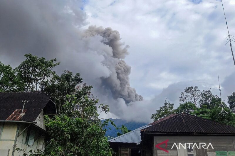 印尼梅拉比火山爆發，3日從西蘇門答臘可看到火山灰。（安塔拉通訊社）