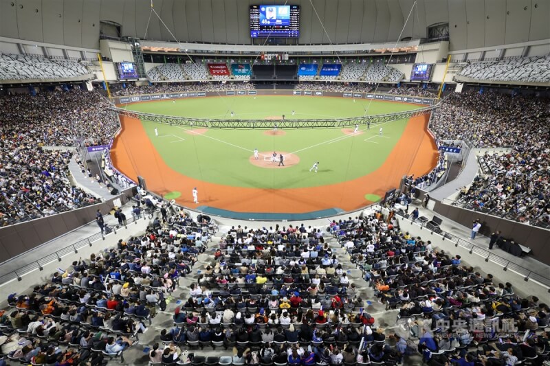圖為棒球亞錦賽3日在台北大巨蛋歷史性開打，開幕戰由地主台灣隊與勁敵韓國隊交手，吸引1.7萬球迷入場觀賽。中央社記者吳家昇攝　112年12月3日