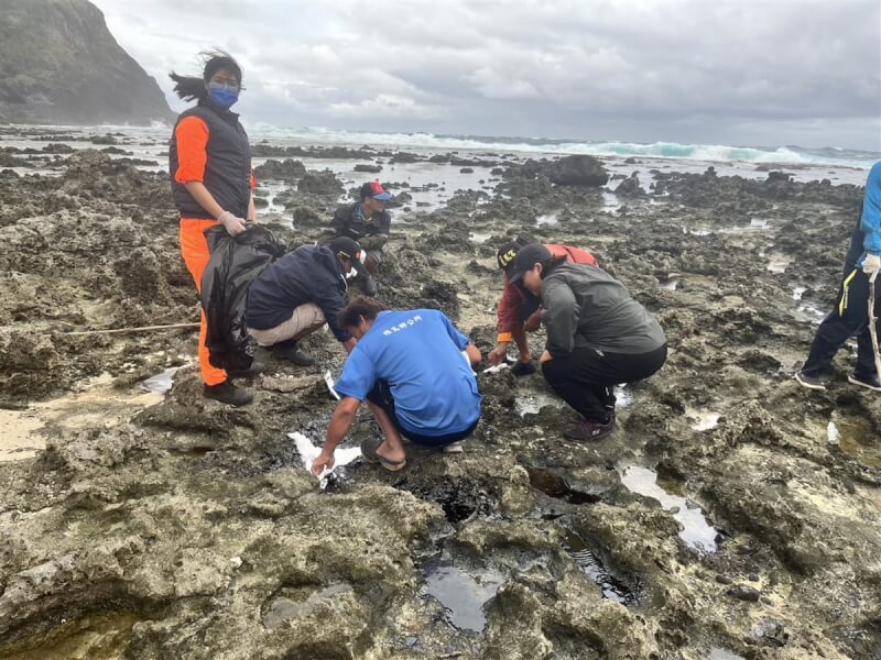 台東縣綠島鄉疑遭船舶偷排廢油,導致柚子湖礁岩布滿黑油,污染範圍約50公尺,鄉公所等單位出動人力撈除廢油,預計還要1週才能全面清除。(綠島鄉公所提供)中央社記者張祈傳真 112年12月3日