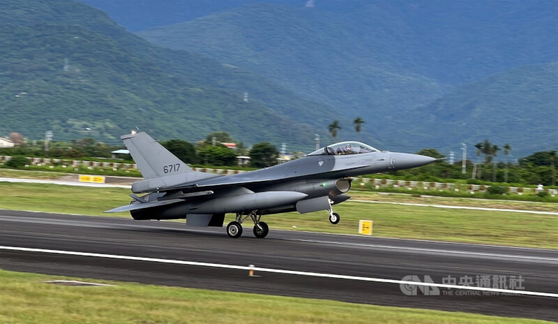 圖為F-16V戰機降落台東豐年機場。（中央社檔案照片）