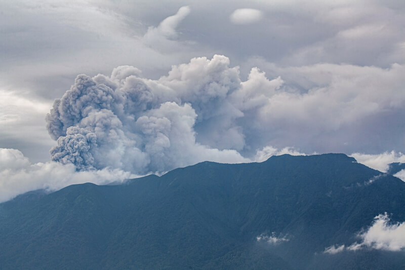 西蘇門答臘省梅拉比火山爆發，火山灰噴出的高度達3000公尺。（法新社）