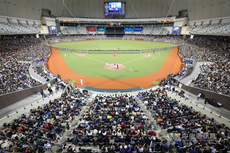 2023棒球亞錦賽3日在台北大巨蛋開打，吸引1.7萬球迷入場。（中央社檔案照片）