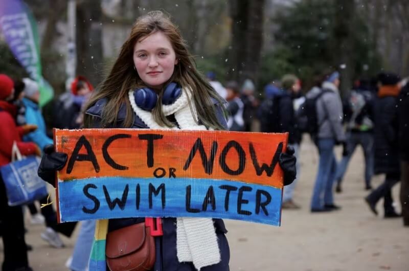 2萬人3日在比利時布魯塞爾抗爭，訴求採取更多行動對抗全球暖化。（路透社）