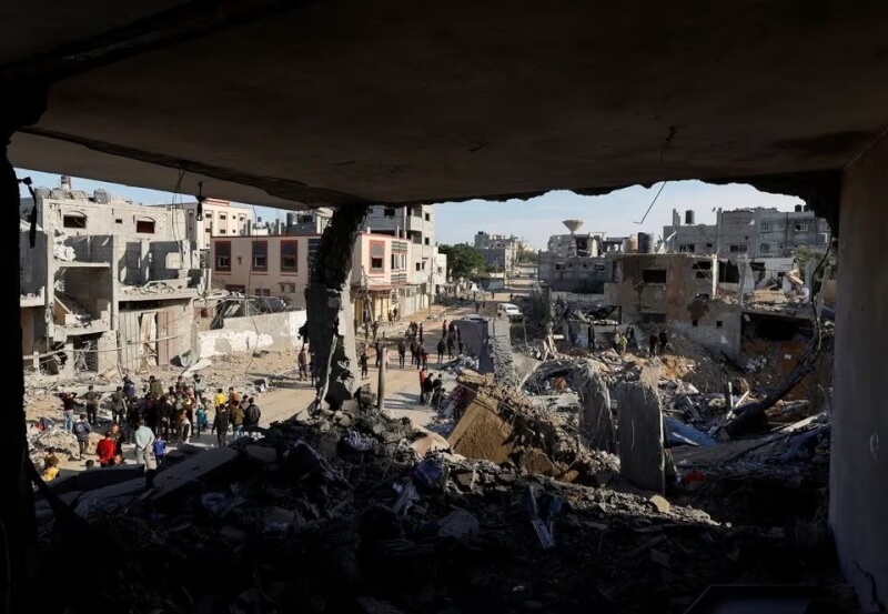 圖為加薩南部拉法市遭以色列空襲，建物嚴重毀損。（路透社）