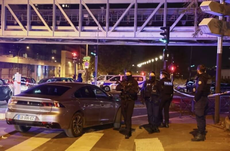 法國巴黎市中心艾菲爾鐵塔附近2日有遊客遇襲釀死，警方在現場拉起封鎖線。（路透社）