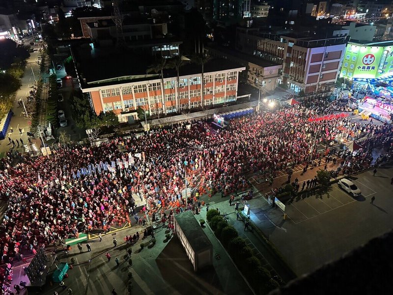 國民黨5日晚間在苗栗縣政府前封街舉行總統、立委選舉大型造勢活動，在縣長鍾東錦號召下，民眾湧入現場。（民眾提供）中央社記者管瑞平傳真  112年12月5日