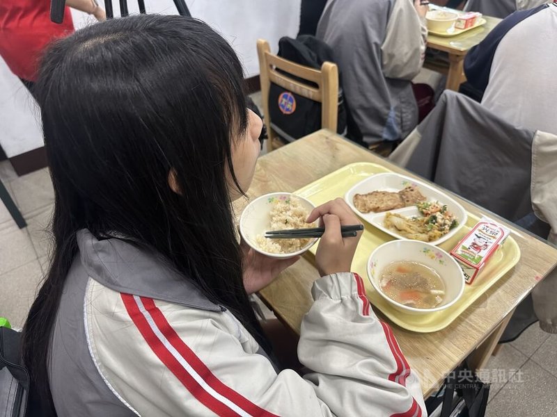 由農業部農糧署指導，大享食育協會主辦的「2023台日學校午餐食譜交換與供餐」活動5日在台中市育英國中舉行，學生品嚐日本便當菜色。中央社記者趙麗妍攝  112年12月5日