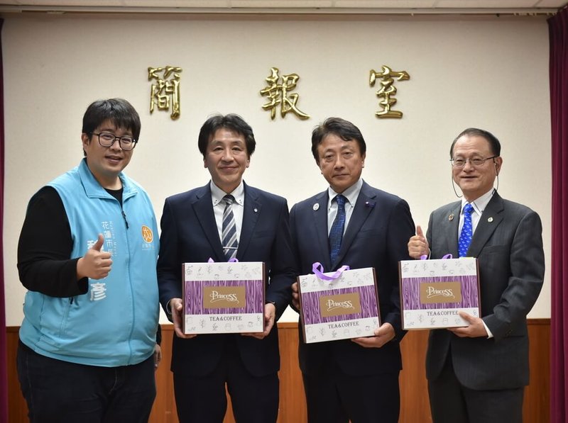 日本姊妹市宮崎縣高千穗町5日率團到花蓮參訪,花蓮市長魏嘉彥(左)致贈伴手禮給高千穗友好親善協會長佐藤哲章(右)、町長甲斐宗之(左2)、議長坂本弘明(右2)。(花蓮市公所提供)中央社記者李先鳳傳真 112年12月5日