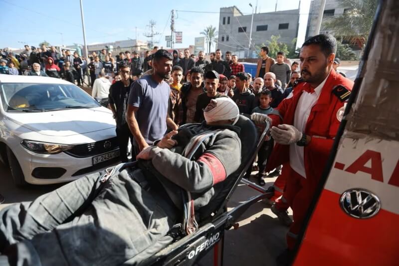 加薩走廊南部甘尤尼斯地區遭以色列轟炸，一名巴勒斯坦傷者4日被送往醫院。（路透社）