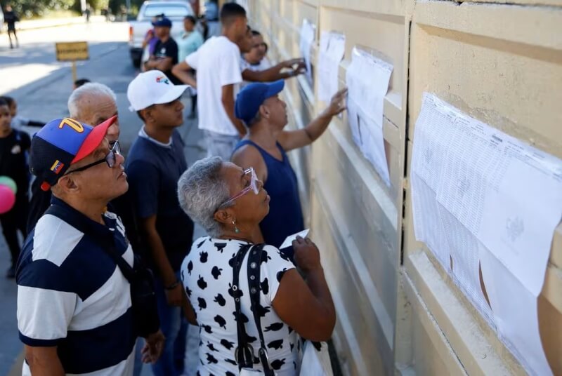 圖為3日委內瑞拉民眾查看選舉資料。（路透社）