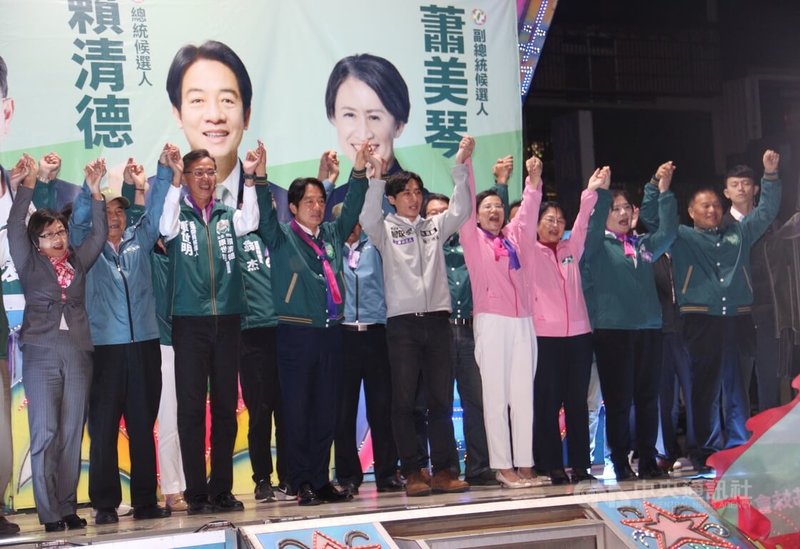 民進黨總統參選人賴清德（前左4）5日赴苗栗縣，為黨籍第1選區立委參選人康世明（前左3）、無黨籍第2選區立委參選人曾玟學（前左5）輔選，籲請選民相挺。中央社記者管瑞平攝  112年12月5日