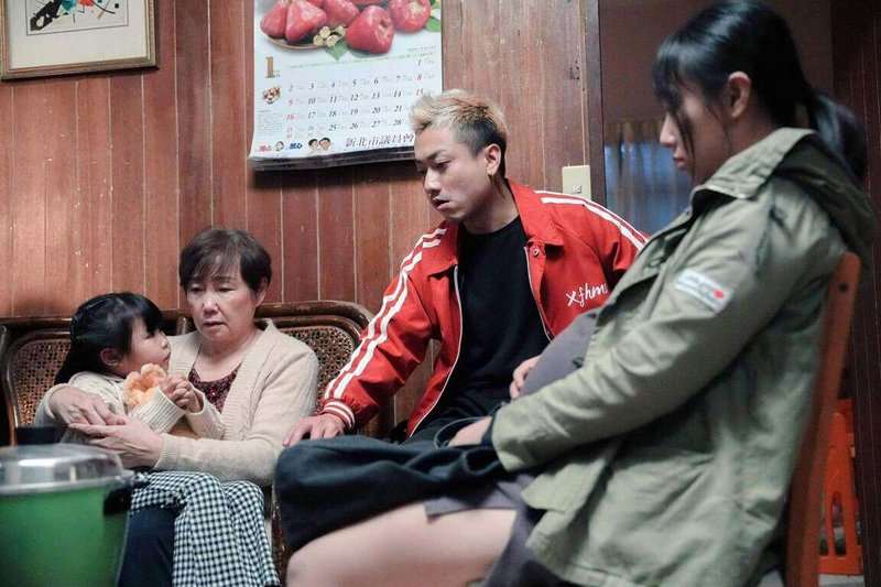 公視人生劇展「明日之子」將在10日晚間播出,演員李雪(右)、五木(右2)劇中飾演一對未婚爸媽,陳季霞(左2)扮演收了錢卻落跑的無照保母。(公視提供)中央社記者葉冠吟傳真 112年12月5日