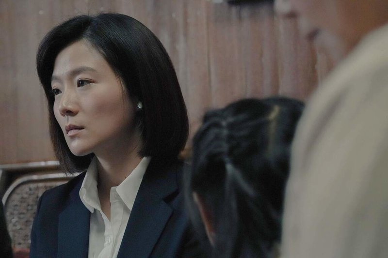 演員楊小黎(左)在公視人生劇展「明日之子」扮演外表優雅、需兼顧事業與家中經濟的職業婦女,該劇10日晚間將播出。(公視提供)中央社記者葉冠吟傳真 112年12月5日