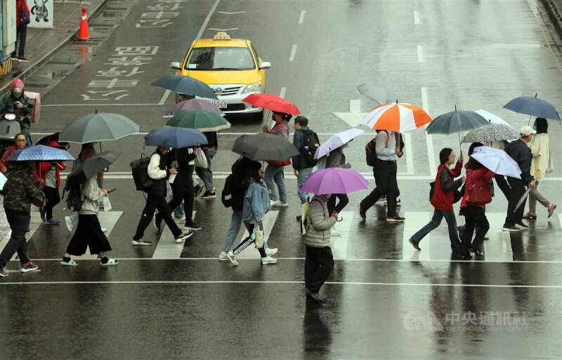 圖為台北市街頭民眾撐傘前行。（中央社檔案照片）