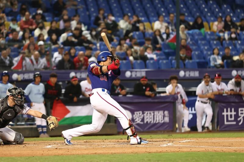 2023亞洲棒球錦標賽台灣隊5日預賽在台中洲際棒球場迎戰巴勒斯坦隊，1局上台灣隊廖健富（中）敲出2分砲，也是台灣隊此次賽會首轟。（中華民國棒球協會提供）中央社記者謝靜雯傳真 112年12月5日