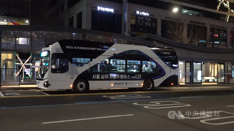 韓國首爾市4日晚間起在合井至東大門之間營運深夜班次的自動駕駛公車「深夜A21」。中央社記者廖禹揚首爾攝  112年12月5日