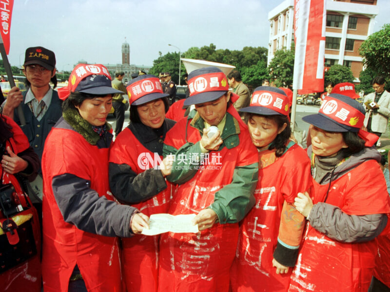 因勞資爭議，福昌紡織工會派代表進總統府陳情，員工在總統府外唱歌聲援。（中央社檔案照片）