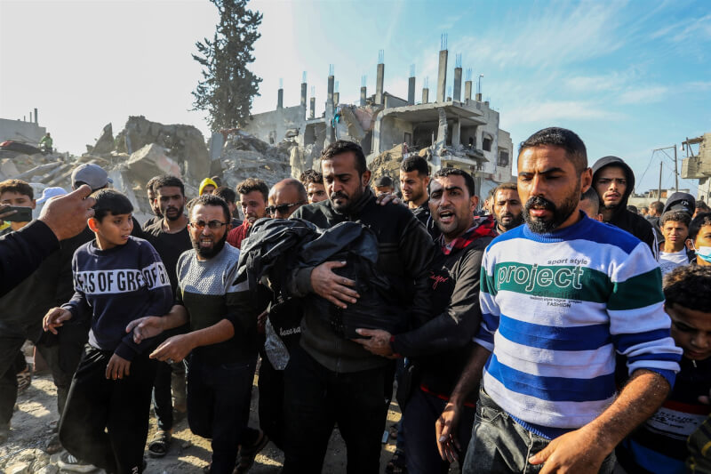 以色列空襲加薩，巴勒斯坦民眾4日從廢墟中抱出兒童遺體。（安納杜魯新聞社）