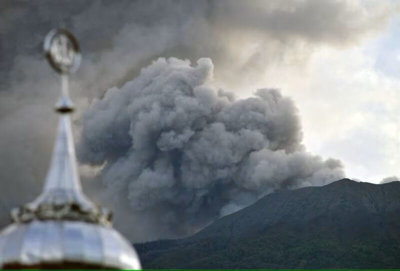 印尼蘇門答臘的梅拉比火山3日爆發，至今造成13名登山客身亡、18人失蹤。（Antara Foto/Iggoy el Fitra/via 路透社）