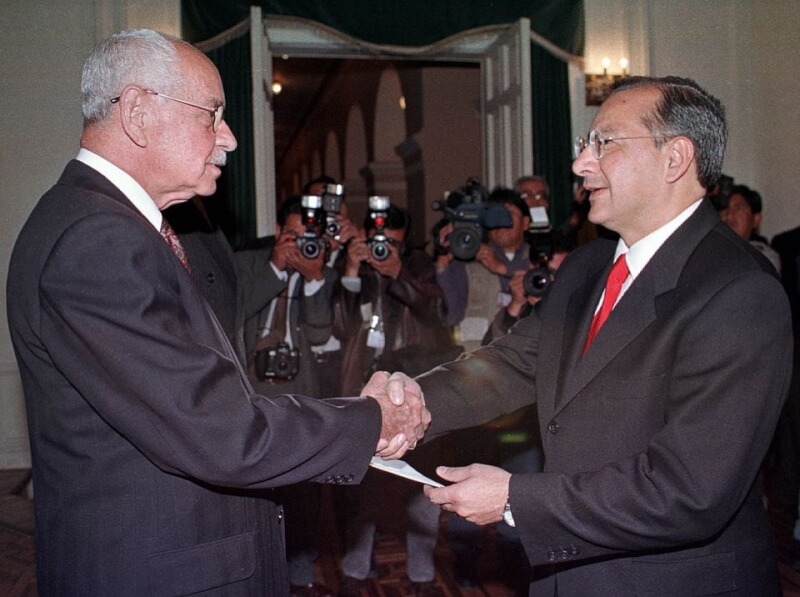 圖為2000年時任玻利維亞總統班瑟（左起）與美國駐玻利維亞大使羅查會面握手。（路透社）