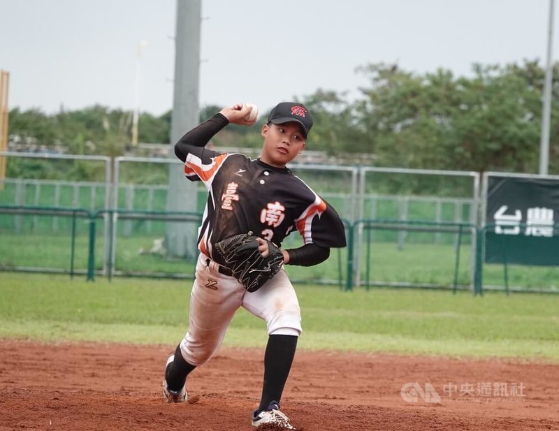 台彩威力盃少棒賽季軍戰5日由台南市隊與地主花蓮藍隊交手，台南市隊派出「小紅龜」陳江和之子陳竑愷（圖）任先發投手，率隊奪下季軍。中央社記者謝靜雯攝  112年12月5日