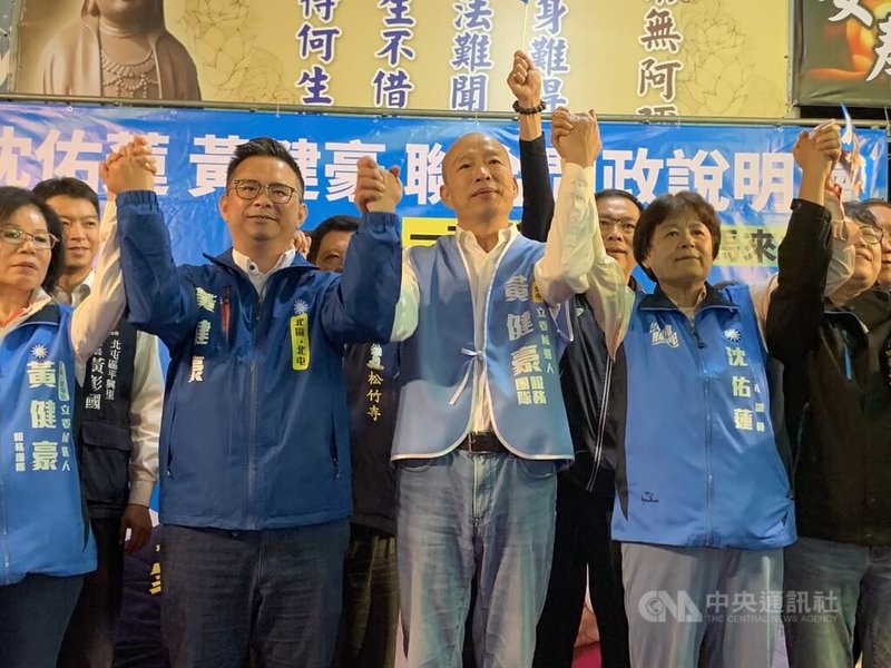 國民黨台中市立委第5選區參選人黃健豪（前左2）6日舉辦問政說明會，找來前高雄市長韓國瑜（前中）擔任助講嘉賓。中央社記者趙麗妍攝  112年12月6日