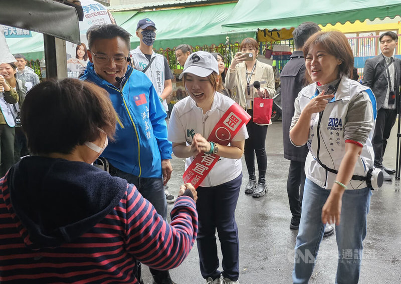 國民黨立委參選人洪孟楷(前右3)、游淑慧(前右)6日陪同民眾黨立委參選人李有宜(前右2)到新北蘆洲的市場掃街拜票,獲不少民眾及攤商歡迎。中央社記者王鴻國攝 112年12月6日