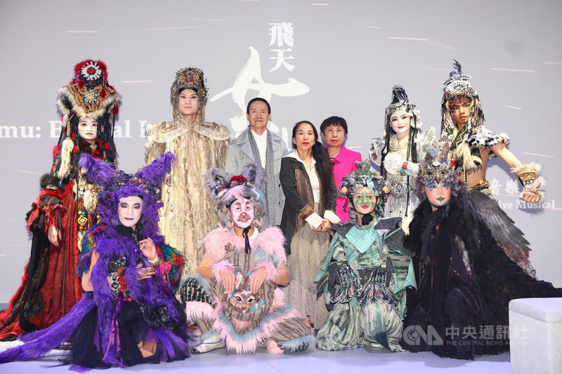 當代傳奇劇場6日在新北市板橋放送所舉行東方沉浸音樂劇「飛天.女神」記者會,藝術總監吳興國(後左3)、行政總監林秀偉(後中)等人出席為戲宣傳。中央社記者王騰毅攝 112年12月6日