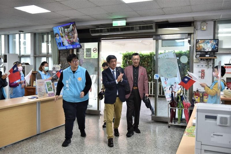 釧路日台親善協會一行人5日到訪花蓮市公所，花蓮市長魏嘉彥（前左）親自接待，公所人員手持中華民國及日本國旗熱情歡迎。（花蓮市公所提供）中央社記者張祈傳真  112年12月6日