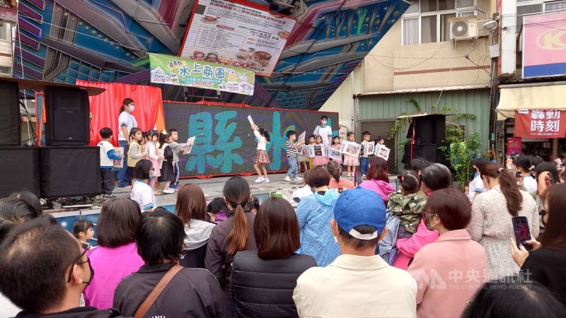 嘉義縣水上商圈文化觀光發展協會6日發表商圈美食地圖,由水上幼能幼兒園的小朋友們為美食地圖上的商家代言走秀,可愛模樣吸引民眾圍觀。中央社記者蔡智明攝 112年12月6日