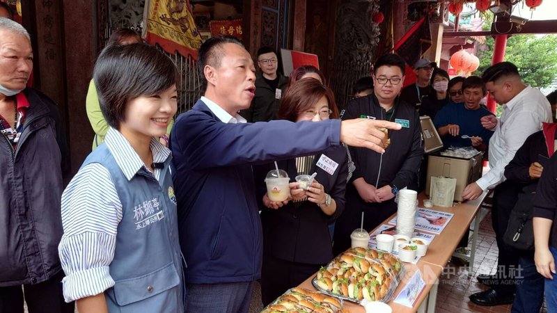 嘉義水上商圈6日舉辦「嘉義縣水上商圈文化觀光發展協會當選授證暨水上美食地圖發表揭幕走秀」活動,嘉義縣長翁章梁(前左2)、水上鄉長林緗亭(前左)等人到場支持。中央社記者蔡智明攝 112年12月6日