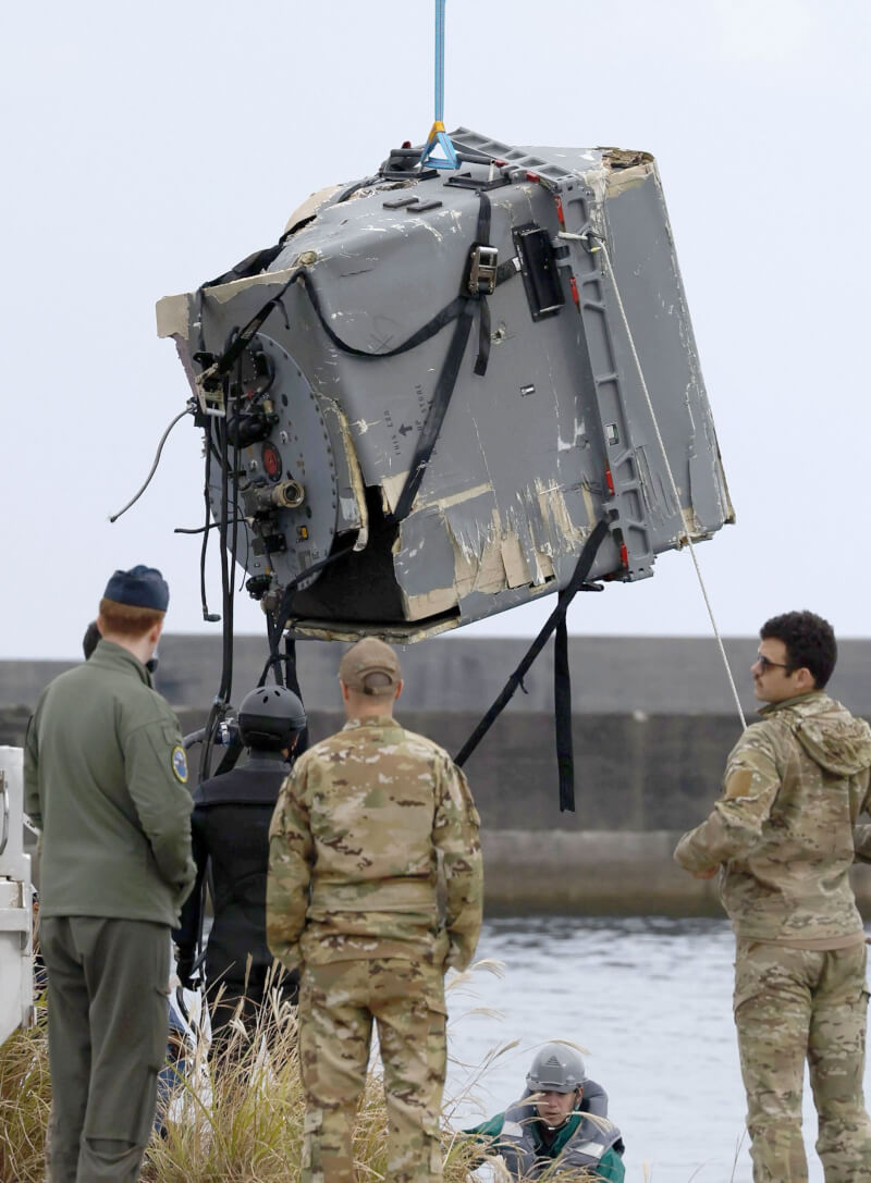 美軍一架魚鷹運輸機11月29日在日本鹿兒島外海墜毀，搜救人員12月4日從海中打撈起殘骸。（共同社）