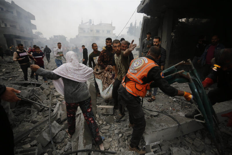 以色列與哈瑪斯衝突持續，救難人員5日從加薩走廊一處廢墟中抬出傷患。（安納杜魯新聞社）