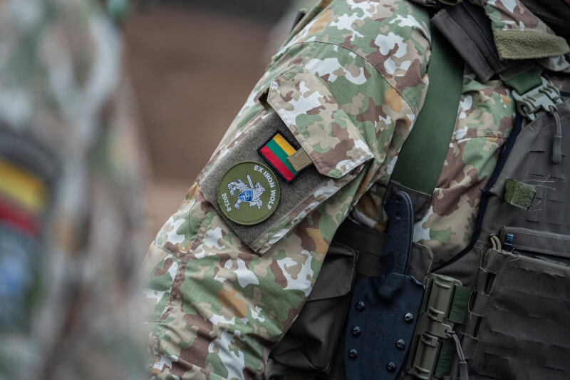 立陶宛國防部近日提案修法擬擴大禁止軍職人員前往「不友善國家地區」，新增國家包含中國。圖為軍人別著立陶宛國旗的臂章。（圖取自facebook.com/LRKAM）
