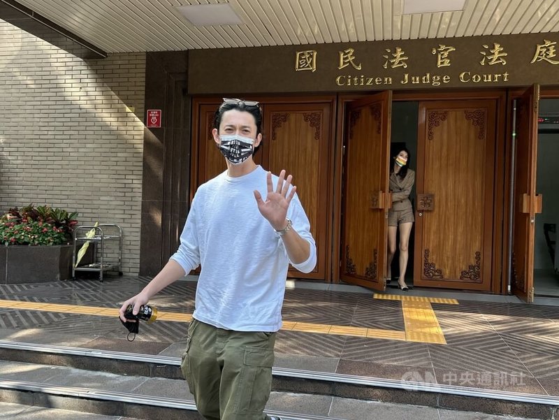 台北地方法院審理新店鍾姓男子持啞鈴弒父案,7日由國民法官與職業法官開庭進行審理程序。新科金馬影帝吳慷仁(前)現身國民法庭,面對媒體提問為何聽庭,吳慷仁表示「不能多說什麼」。中央社記者林長順攝 112年12月7日