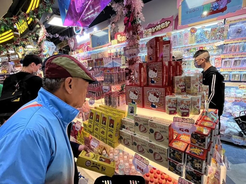 高雄大立百貨5年耗資新台幣10億元改裝,日本品牌唐吉訶德進駐,開設全台最大旗艦店,7日開幕,賣場內擠滿採購人潮。中央社記者林巧璉攝 112年12月7日