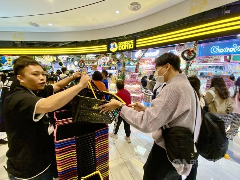 南台灣首家日本品牌百貨「唐吉訶德」位於高雄大立百貨地下1樓,提供日本最新、最齊全的美妝商品、生活日用品等,面積近千坪,7日首日營業就吸引大批民眾前往。中央社記者董俊志攝 112年12月7日