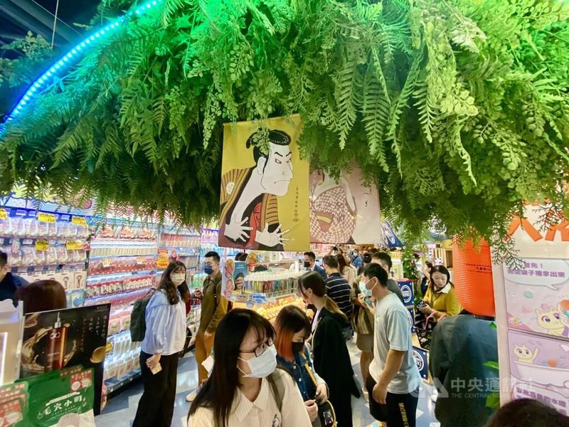 高雄大立百貨斥資改裝後,日本品牌百貨「唐吉訶德」也熱鬧進駐開設全台最大旗艦店,7日開幕首日就湧入大批人潮。中央社記者董俊志攝 112年12月7日